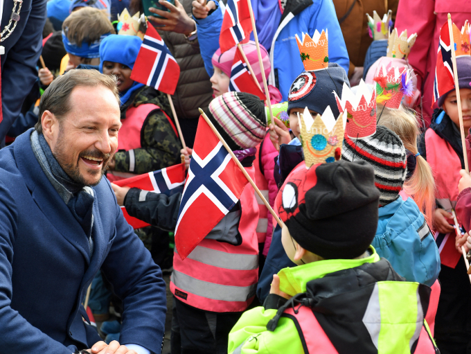 Kronprins Haakon ble møtt av barn med sang og flagg utenfor Frikslivssenteret på Kjølnes. Foto: Sven Gj. Gjeruldsen, Det kongelige hoff